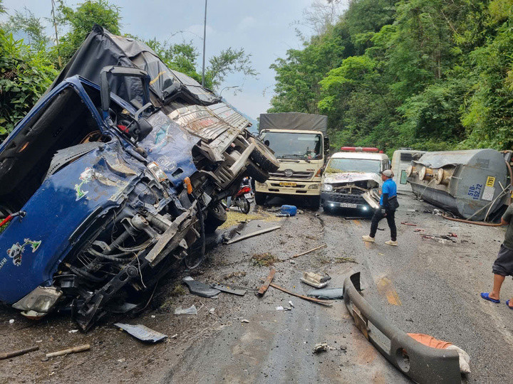 Hiện trường vụ tai nạn giao thông liên hoàn.