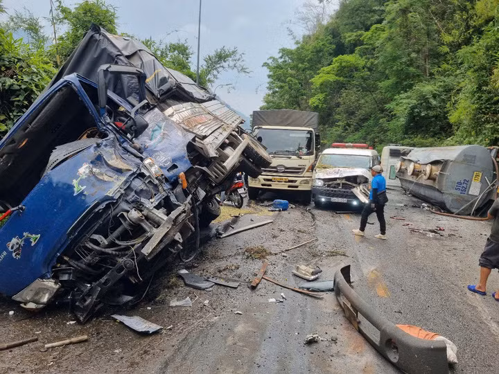 Hiện trường vụ tai nạn giao thông liên hoàn.