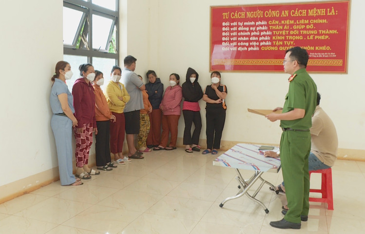 Các đối tượng tại cơ quan công an.