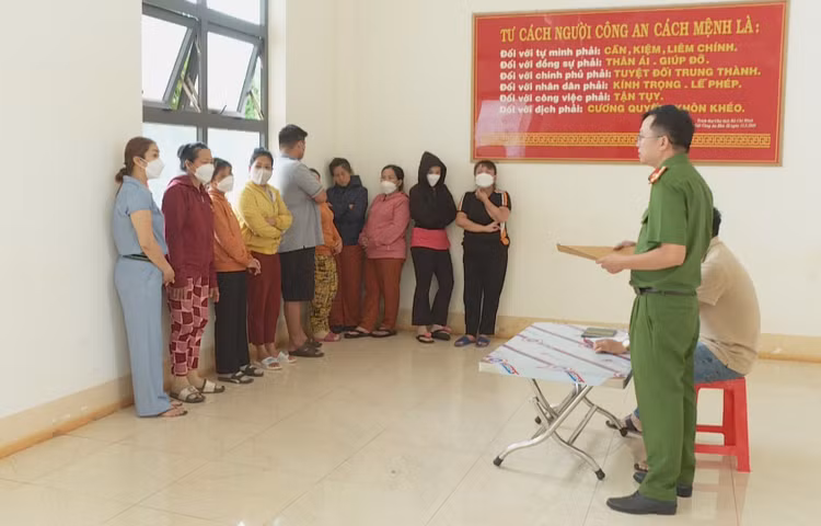 Các đối tượng tại cơ quan công an.