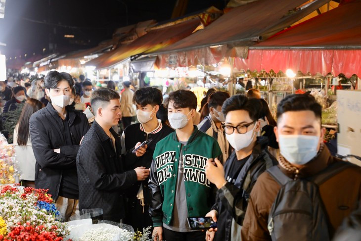 Ngay từ sáng sớm, các "đấng mày râu" đã có mặt tại chợ hoa Quảng An (Tây Hồ - Hà Nội) để lựa chọn những bông hoa tươi thắm nhất dành tặng cho những người phụ nữ mình yêu thương nhân dịp 8/3. Ngay từ sáng sớm, các "đấng mày râu" đã có mặt tại chợ hoa Quảng An (Tây Hồ - Hà Nội) để lựa chọn những bông hoa tươi thắm nhất dành tặng cho những người phụ nữ mình yêu thương nhân dịp 8/3.