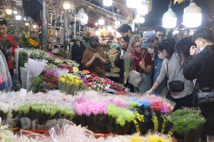 Chợ hoa thu hút rất đông các bạn trẻ đến xem và mua hoa. Chợ hoa thu hút rất đông các bạn trẻ đến xem và mua hoa.