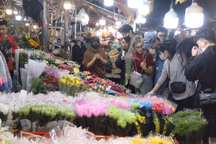 Chợ hoa thu hút rất đông các bạn trẻ đến xem và mua hoa.