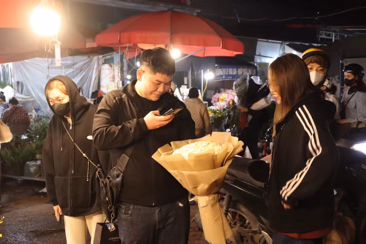 Mua hoa dành tặng cho những người thân yêu của mình, anh Quân (quận Tây Hồ, TP Hà Nội) cho biết: "Dịp 8/3 năm nào mình cũng đến đây mua hoa dành tặng bà, mẹ và người bạn gái của mình, Tại đây giá cả ở chợ hoa này bao giờ cũng rẻ hơn so với chợ lẻ và các cửa hàng và nơi bán hoa dọc đường, đồng thời ở đây cũng nhiều mẫu mã, phong phú nhiều loại hoa hơn để mình vừa có thể trải nghiệm và lựa chọn theo ý tưởng của mình".
