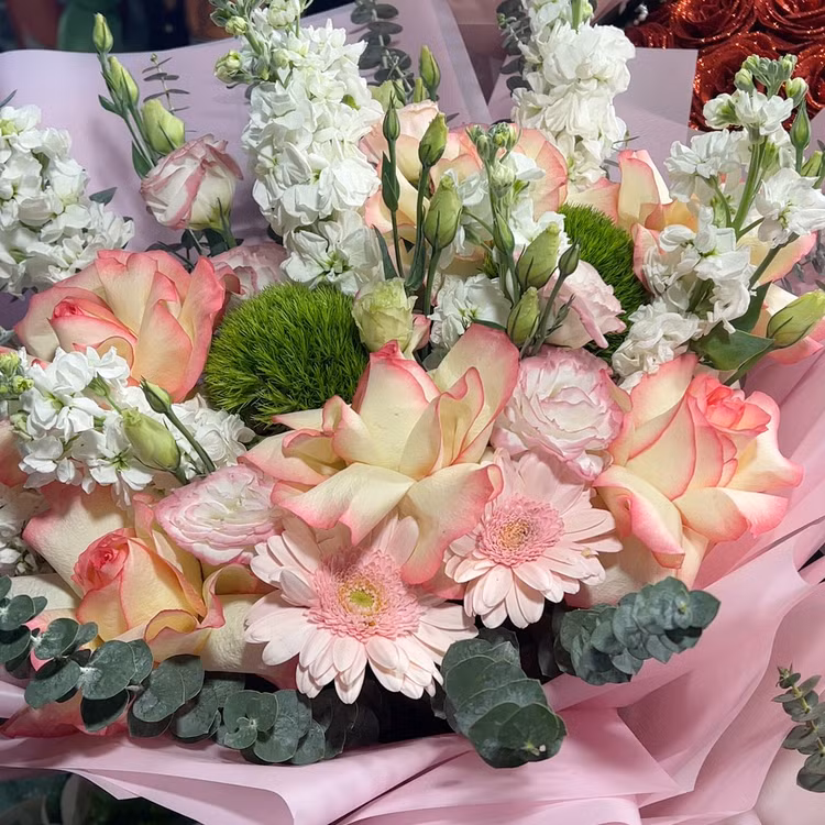 Hoa tươi luôn là món quà tinh thần thường được mọi người chọn mua để tặng gia đình, bạn bè, người thân yêu của mình.