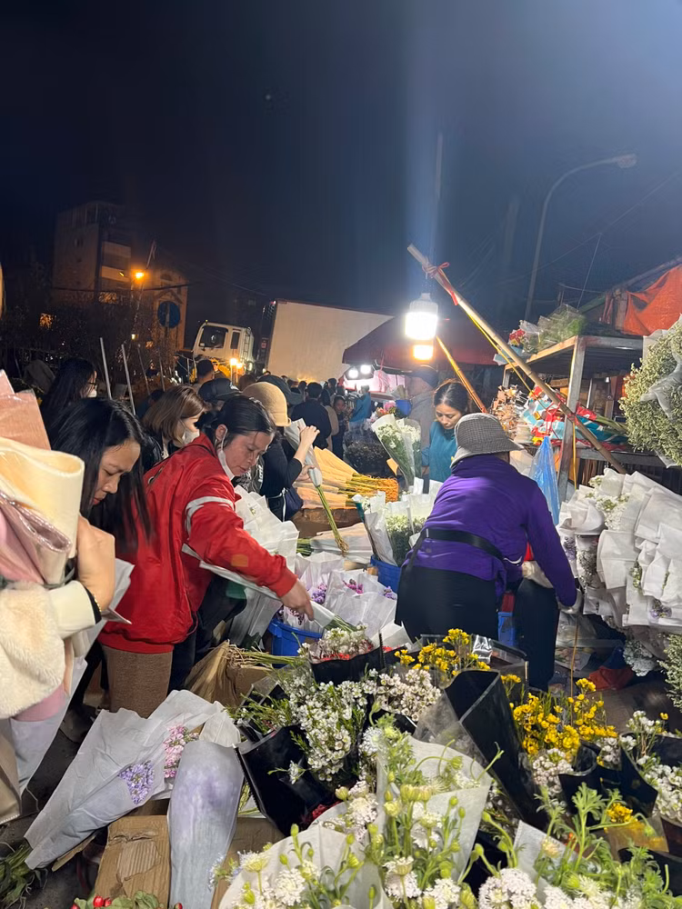 Chợ hoa Quảng An thường họp từ khoảng 11h đêm hôm trước đến 5h sáng hôm sau. Chợ mở suốt đêm, nhưng đông vui nhất vào khoảng 0h đến 2h sáng. Chợ hoa Quảng An thường họp từ khoảng 11h đêm hôm trước đến 5h sáng hôm sau. Chợ mở suốt đêm, nhưng đông vui nhất vào khoảng 0h đến 2h sáng.