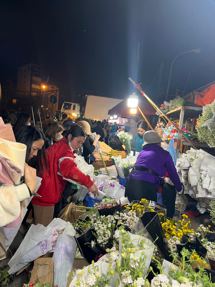 Chợ hoa Quảng An thường họp từ khoảng 11h đêm hôm trước đến 5h sáng hôm sau. Chợ mở suốt đêm, nhưng đông vui nhất vào khoảng 0h đến 2h sáng. Chợ hoa Quảng An thường họp từ khoảng 11h đêm hôm trước đến 5h sáng hôm sau. Chợ mở suốt đêm, nhưng đông vui nhất vào khoảng 0h đến 2h sáng.