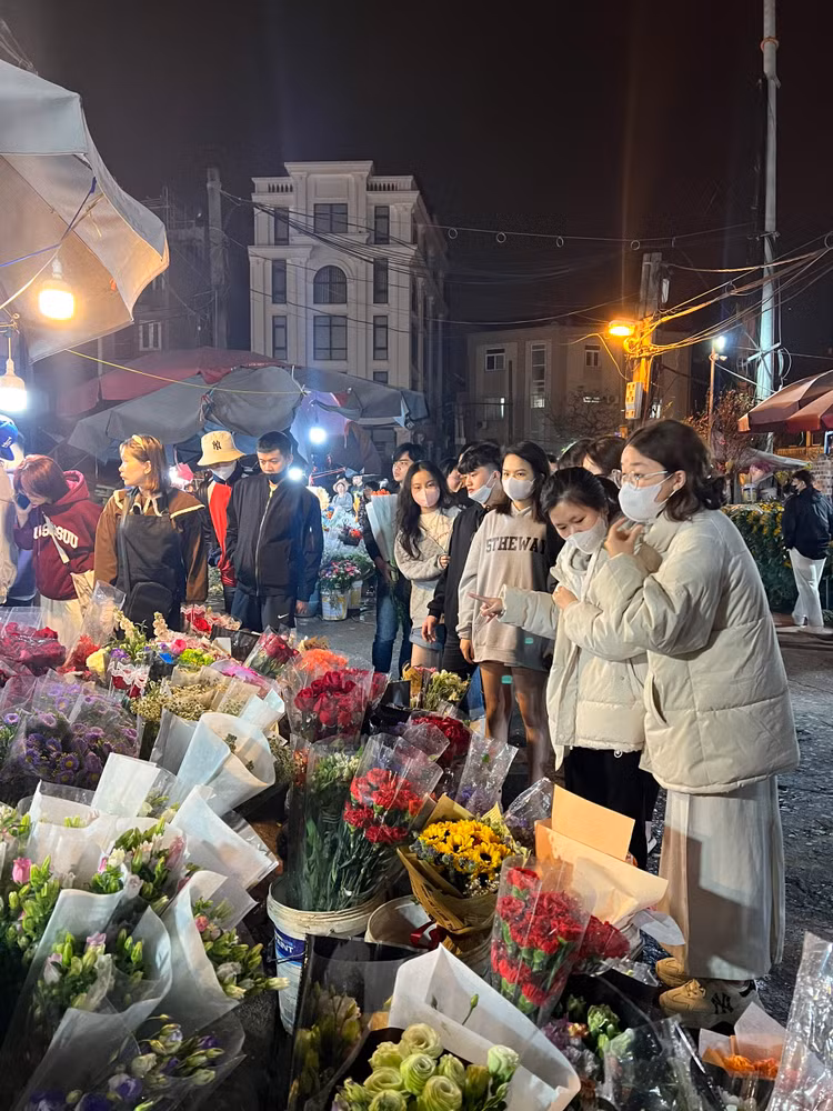 Theo ghi nhận của PV, giá hoa hồng ta, cành ngắn là 120.000 đồng/bó/50 bông, hồng ngoại, cành dài là 400.000 - 550.000 đồng/bó/50 bông, hoa đồng tiền là 35.000 - 45.000 đồng/bó/10 bông, hoa ly là 100.000 - 150.000 đồng/bó/5 bông to, tường vi là 90.000 đồng/bó. Các loại hoa khô từ 150.000 - 200.000 đồng/bó. Theo ghi nhận của PV, giá hoa hồng ta, cành ngắn là 120.000 đồng/bó/50 bông, hồng ngoại, cành dài là 400.000 - 550.000 đồng/bó/50 bông, hoa đồng tiền là 35.000 - 45.000 đồng/bó/10 bông, hoa ly là 100.000 - 150.000 đồng/bó/5 bông to, tường vi là 90.000 đồng/bó. Các loại hoa khô từ 150.000 - 200.000 đồng/bó.