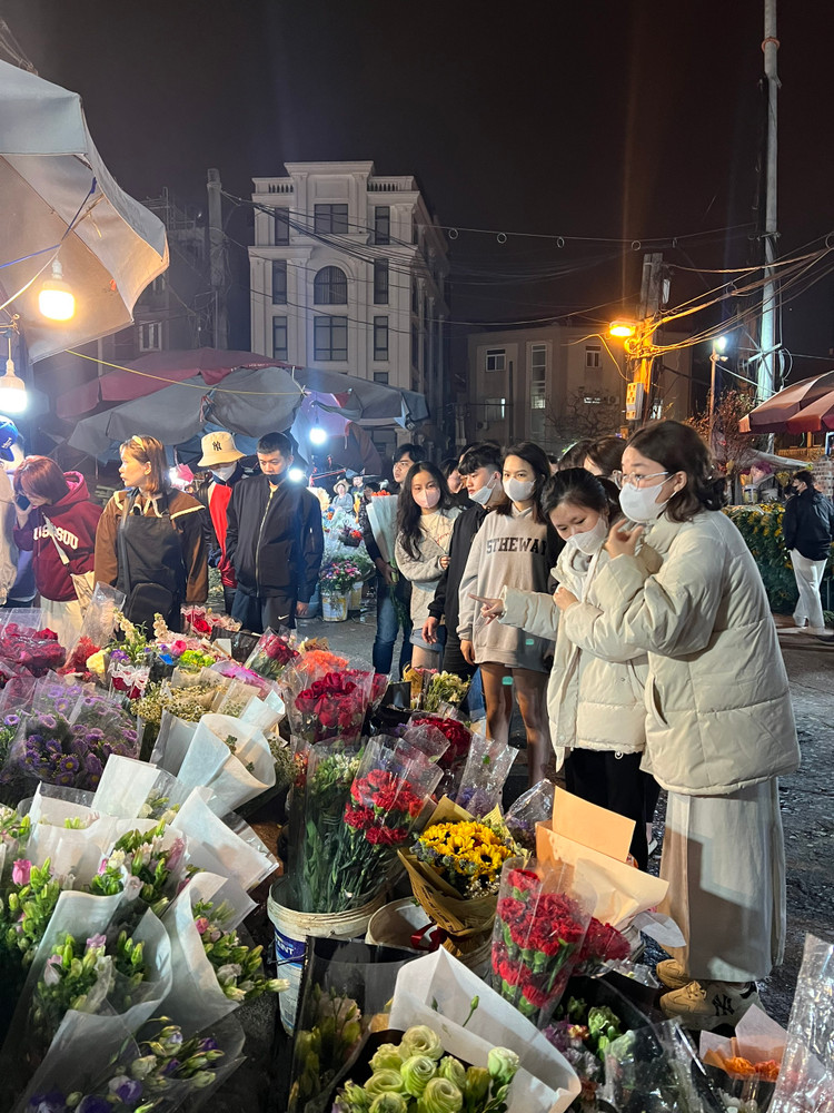 Theo ghi nhận của PV, giá hoa hồng ta, cành ngắn là 120.000 đồng/bó/50 bông, hồng ngoại, cành dài là 400.000 - 550.000 đồng/bó/50 bông, hoa đồng tiền là 35.000 - 45.000 đồng/bó/10 bông, hoa ly là 100.000 - 150.000 đồng/bó/5 bông to, tường vi là 90.000 đồng/bó. Các loại hoa khô từ 150.000 - 200.000 đồng/bó. Theo ghi nhận của PV, giá hoa hồng ta, cành ngắn là 120.000 đồng/bó/50 bông, hồng ngoại, cành dài là 400.000 - 550.000 đồng/bó/50 bông, hoa đồng tiền là 35.000 - 45.000 đồng/bó/10 bông, hoa ly là 100.000 - 150.000 đồng/bó/5 bông to, tường vi là 90.000 đồng/bó. Các loại hoa khô từ 150.000 - 200.000 đồng/bó.