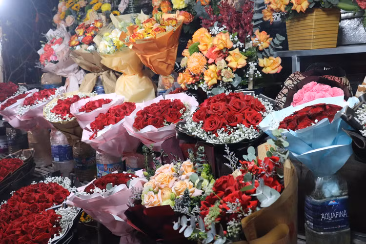 Để thuận tiện cho khách lựa chọn, nhiều tiểu thương đã bó sẵn hoa giá cả cũng không tăng nhiều so với ngày thường, phổ biến ở mức 300.000 - 500.000 đồng/bó. Những bó cao cấp hơn giá 600.000 - 1.500.000 đồng/bó.