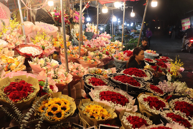 Chợ Quảng An (Tây Hồ - Hà Nội) từ lâu đã trở thành địa chỉ mua hoa quen thuộc, gần gũi với đầy đủ màu sắc, chủng loại được đưa về từ khắp các vùng trồng hoa nổi tiếng của miền Bắc như: Tây Tựu, Đông Anh, Mê Linh… Hoa ở chợ chủ yếu được phân phối cho các tiểu thương. Chợ Quảng An (Tây Hồ - Hà Nội) từ lâu đã trở thành địa chỉ mua hoa quen thuộc, gần gũi với đầy đủ màu sắc, chủng loại được đưa về từ khắp các vùng trồng hoa nổi tiếng của miền Bắc như: Tây Tựu, Đông Anh, Mê Linh… Hoa ở chợ chủ yếu được phân phối cho các tiểu thương.