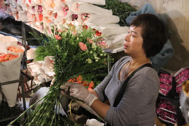 Chị Lan tiểu thương tại chợ hoa Quảng Bá cho hay, giá hoa vẫn ổn định không tăng nhiều so với ngày thường. Năm nay, hoa được nhập nhiều chủng loại để phục vụ mọi nhu cầu của khách. Chị Lan tiểu thương tại chợ hoa Quảng Bá cho hay, giá hoa vẫn ổn định không tăng nhiều so với ngày thường. Năm nay, hoa được nhập nhiều chủng loại để phục vụ mọi nhu cầu của khách.