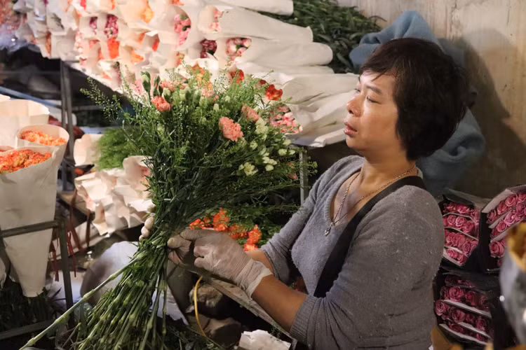 Chị Lan tiểu thương tại chợ hoa Quảng Bá cho hay, giá hoa vẫn ổn định không tăng nhiều so với ngày thường. Năm nay, hoa được nhập nhiều chủng loại để phục vụ mọi nhu cầu của khách.