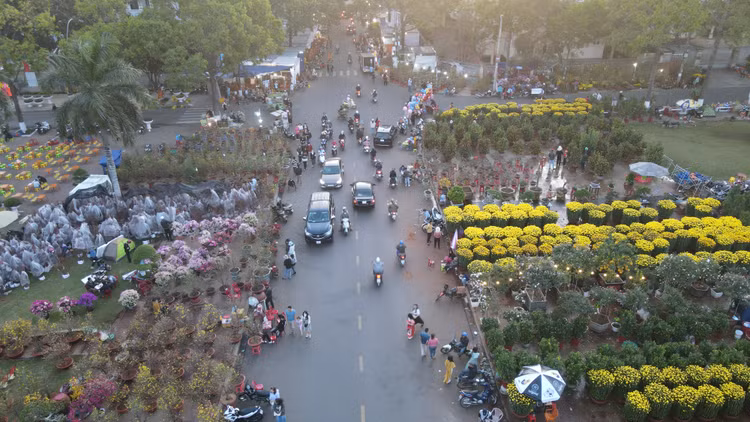 Quảng Trường Thành Phố Buôn Ma Thuột ngập sắc xuân.