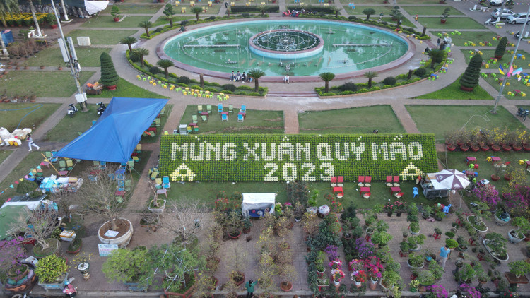 Chợ Hoa tại quảng trường thành phố Buôn Ma Thuột.