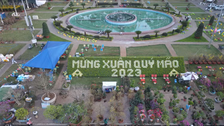 Chợ Hoa tại quảng trường thành phố Buôn Ma Thuột.