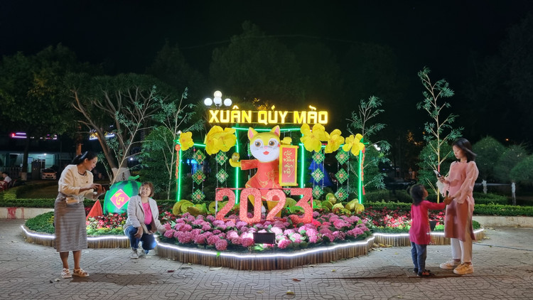 Không khí tết xuất hiện trên khắp các tuyến đường trên thành phố Buôn Ma Thuột.