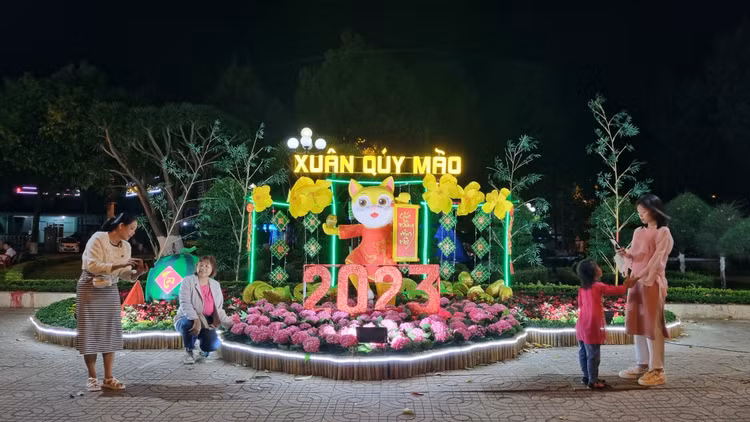 Không khí tết xuất hiện trên khắp các tuyến đường trên thành phố Buôn Ma Thuột.