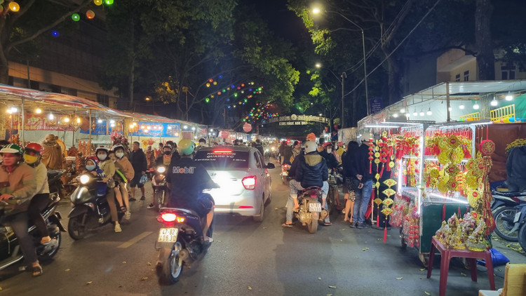 Người người nườm nượp du Xuân, mua sắm tại chợ hoa ngày Tết.