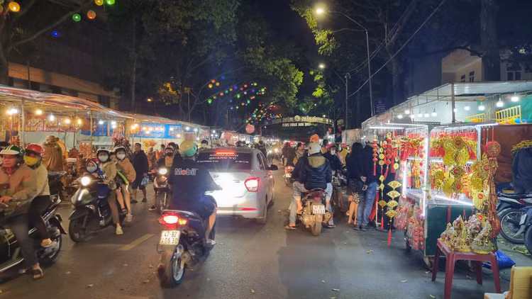 Người người nườm nượp du Xuân, mua sắm tại chợ hoa ngày Tết.