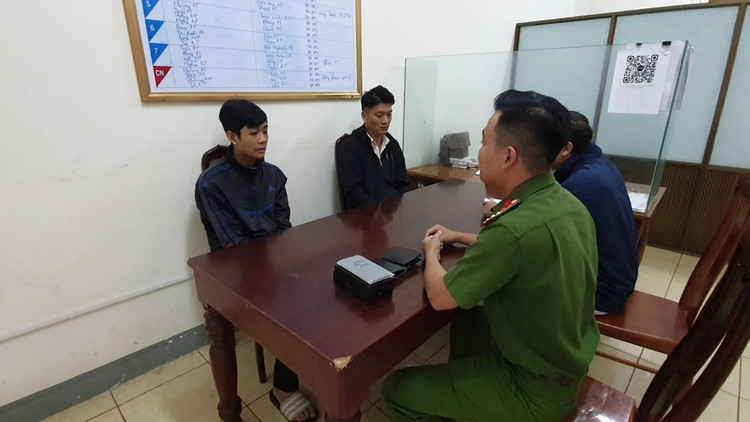 Lê Văn Phương và Phú Thành Đạt tại cơ quan Công an.