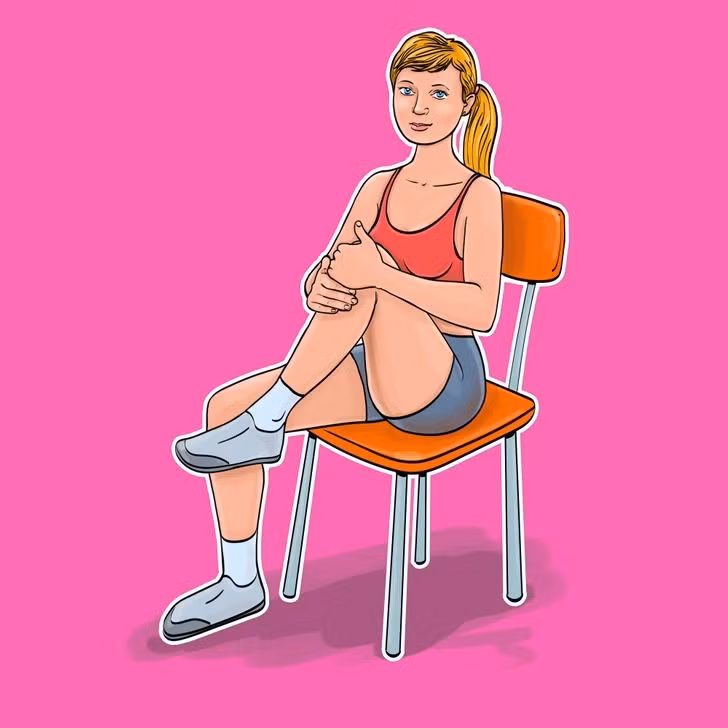 Bài tập nâng đầu gối lên ngực giúp giảm mỡ bụng hiệu quả. Ảnh minh họa