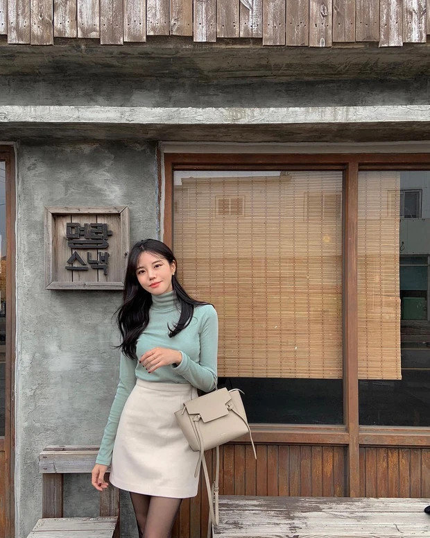 Còn dáng áo nào phù hợp hơn áo cổ cao cho mùa đông này, vừa ấm áp, kín đáo, vừa thời trang, tinh tế. Đây chắc chắn là lựa chọn sáng suốt hơn bao giờ hết để đi cùng với một chiếc chân váy dạ ngắn. Sự kết hợp này sẽ giúp chị em phụ nữ xuất hiện trong sự sang chảnh, tao nhã mà vẫn giữ được sự trẻ trung và nữ tính.