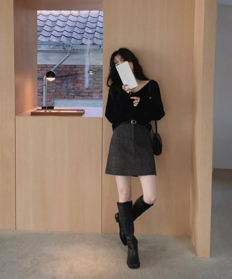 Áo len oversized vốn thu hút người mua bởi cảm giác thoải mái, thông thoáng mà nó đem lại. Nếu biết cách phối khéo léo và tinh tế, một chiếc áo len oversized đi cùng với chân váy dạ ngắn sẽ tạo nên một combo tuyệt vời. Tuy đơn giản, không quá cầu kỳ nhưng chắc chắn các nàng sẽ cảm nhận được sự hài hòa, dễ chịu và sự trẻ trung, khỏe khoắn mà lịch sự, gọn gàng mà sự kết hợp này đem lại.