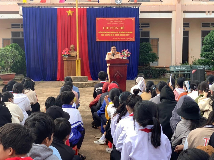 Hình ảnh tuyên truyền tại Trường THCS Lê Lợi (xã Ea Hiao).