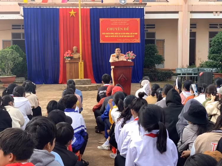 Hình ảnh tuyên truyền tại Trường THCS Lê Lợi (xã Ea Hiao).