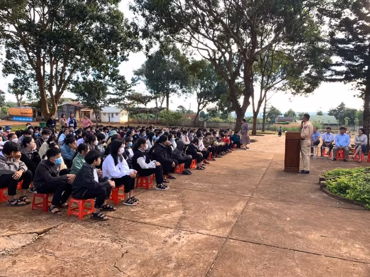 Hình ảnh buổi tuyên truyền tại Trường THCS Hùng Vương (xã Ea Khăl).
