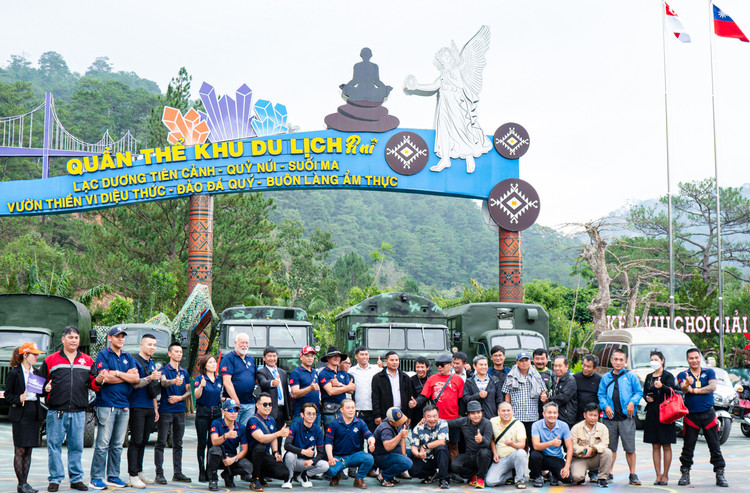 Ban tổ chức cùng ê kíp chương trình chụp hình lưu niệm tại Quần thể khu du lịch PINI Đà Lạt. Ban tổ chức cùng ê kíp chương trình chụp hình lưu niệm tại Quần thể khu du lịch PINI Đà Lạt.