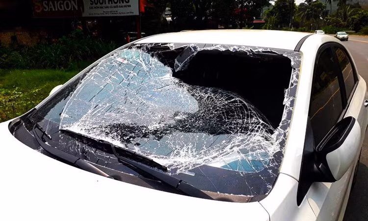 Ô tô của luật sư Vương bị hư hỏng nặng.