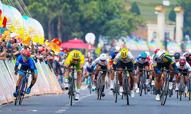 Các tay đua của 14 đội đã sôi nổi tham gia chặng 16 quanh hồ Xuân Hương, TP Đà Lạt. Các tay đua của 14 đội đã sôi nổi tham gia chặng 16 quanh hồ Xuân Hương, TP Đà Lạt.