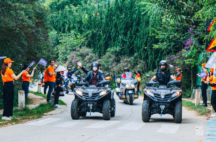 Đoàn mô tô dẫn đoàn ghé thăm Quần thể khu du lịch PINI. Đoàn mô tô dẫn đoàn ghé thăm Quần thể khu du lịch PINI.