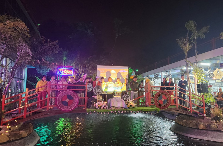 Đại diện Ban tổ chức trao 50 phần quà cho các gia đình nghèo xã Lát, huyện Lạc Dương. Đại diện Ban tổ chức trao 50 phần quà cho các gia đình nghèo xã Lát, huyện Lạc Dương.