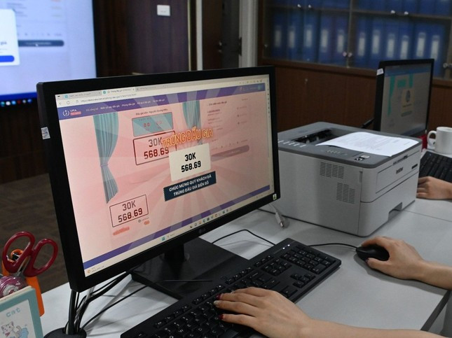 Trước đó, công tác chuẩn bị cho phiên đấu giá thứ nhất được công ty triển khai, tổ chức nhiều phiên đấu giá thử nghiệm. Đến ngày 21/8, hệ thống đấu giá biển số ô tô cơ bản được vận hành thông suốt.