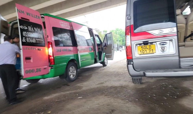 Thay vì chạy theo lộ trình tuyến cố định về bến xe phía Tây Thanh Hóa trả khách, chiếc xe Mai Linh WILLER "sang khách" dọc đường để trả khách theo từng điểm đặt. Thay vì chạy theo lộ trình tuyến cố định về bến xe phía Tây Thanh Hóa trả khách, chiếc xe Mai Linh WILLER "sang khách" dọc đường để trả khách theo từng điểm đặt.