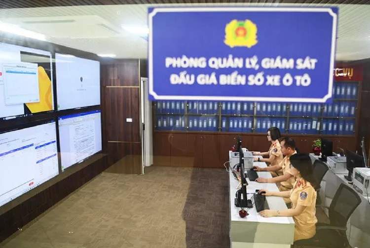 Các phiên đấu giá được thực hiện thông qua Cổng thông tin điện tử của Bộ Công an, Trang thông tin điện tử Cục Cảnh sát giao thông và Trang thông tin đấu giá trực tuyến của Công ty Đấu giá hợp danh Việt Nam.