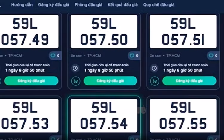 Để tham gia đấu giá trên trang thông tin đấu giá trực tuyến có địa chỉ https://vpa.com.vn, khách hàng lựa chọn mục "Đấu giá biển số ô tô", đăng nhập tài khoản, vào "Phòng đấu giá" và truy cập cuộc đấu giá để tham gia trả giá. Giá khởi điểm là 40 triệu đồng một biển số. Khách hàng tham gia đấu giá đặt trước 40 triệu đồng cho một biển số ô tô. Ngoài ra, khách phải nộp thêm 100 nghìn đồng tiền hồ sơ tham gia đấu giá/1 biển số ô tô. Mỗi bước giá 5 triệu đồng.