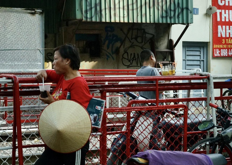 Nhân viên, chủ quán cầm sẵn menu mời khách phía ngoài barie.