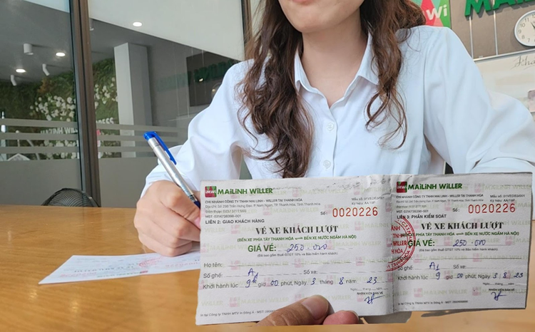 Nhân viên Mai Linh WILLER viết và đưa vé xe cho hành khách tại văn phòng Thanh Hóa. Nhân viên Mai Linh WILLER viết và đưa vé xe cho hành khách tại văn phòng Thanh Hóa.