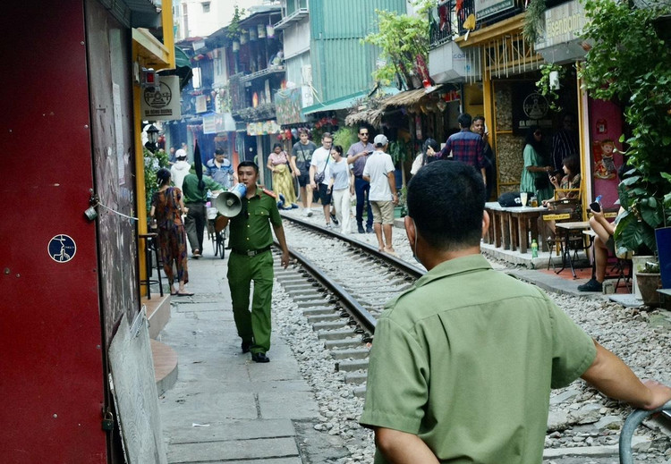 Lực lượng chức năng dùng loa nhắc nhở, giải tỏa.