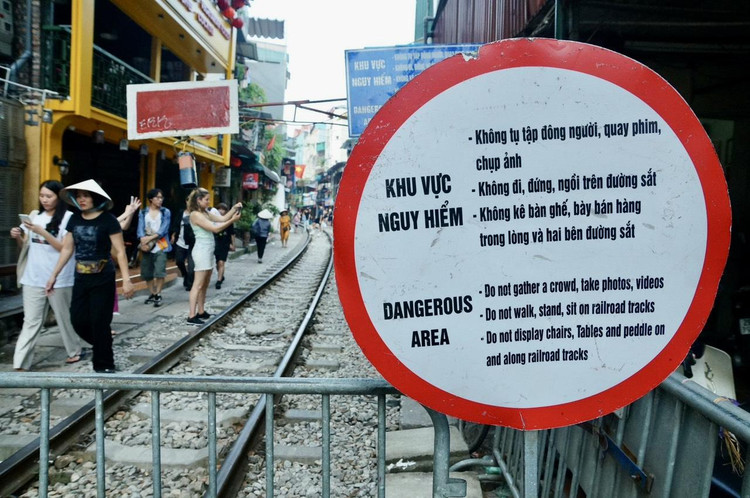 Mặc dù rào chắn, biển báo nhưng số lượng người trong khu vực cà phê đường tàu vẫn rất đông.