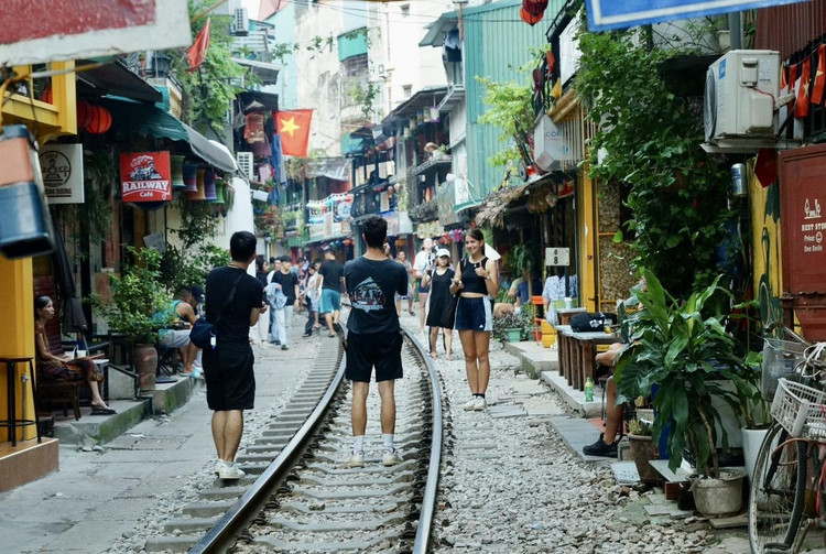 Những tốp khách đứng check in dưới đường tàu.