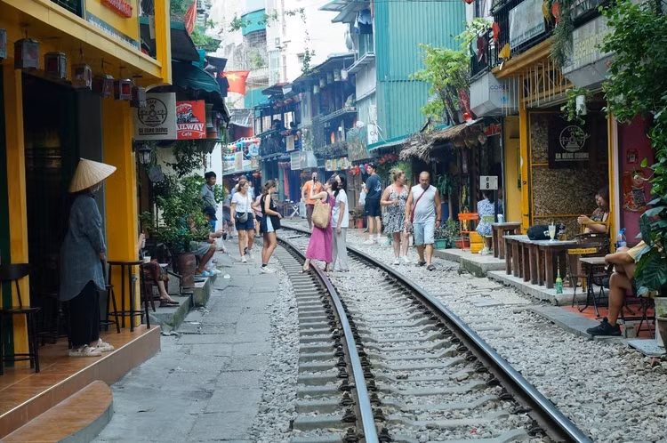 Trong khu vực cà phê đường tàu, hàng loạt quán cà phê bên đường tàu vẫn hoạt động tấp nập