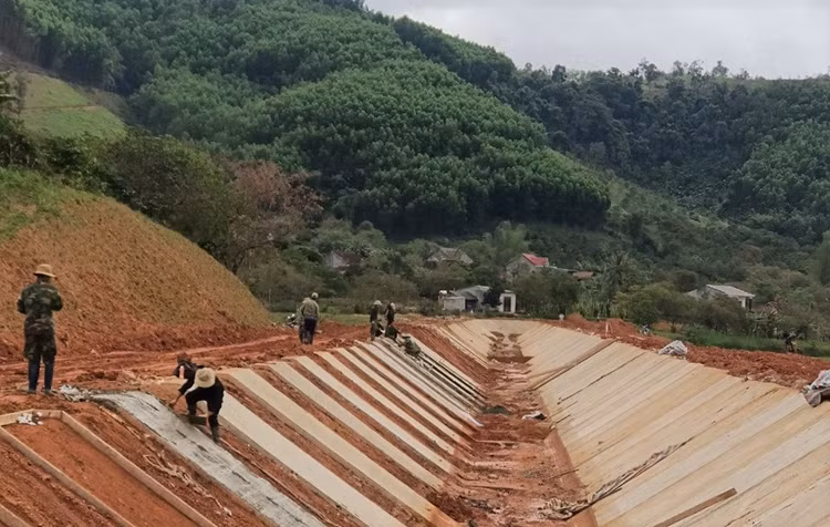 Công nhân đang thi công bê tông hạng mục kênh chính Bắc của Dự án hồ chứa nước Krông Pách Thượng.