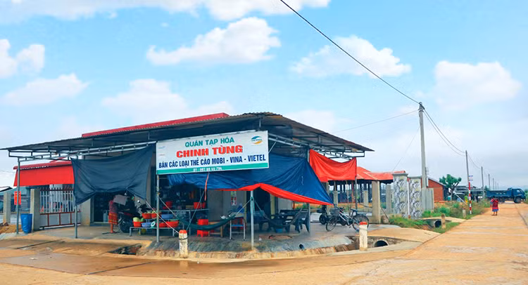 Một khu vực buôn bán tại Khu tái định số 1, thôn Yang San, xã Cư Elang, huyện Ea Kar, tỉnh Đắk Lắk.