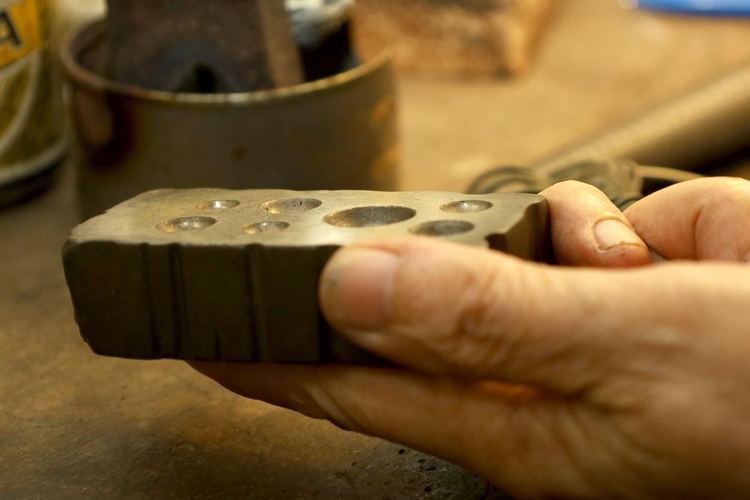 Những vật dụng chế tác nhuốm màu thời gian. Những vật dụng chế tác nhuốm màu thời gian.