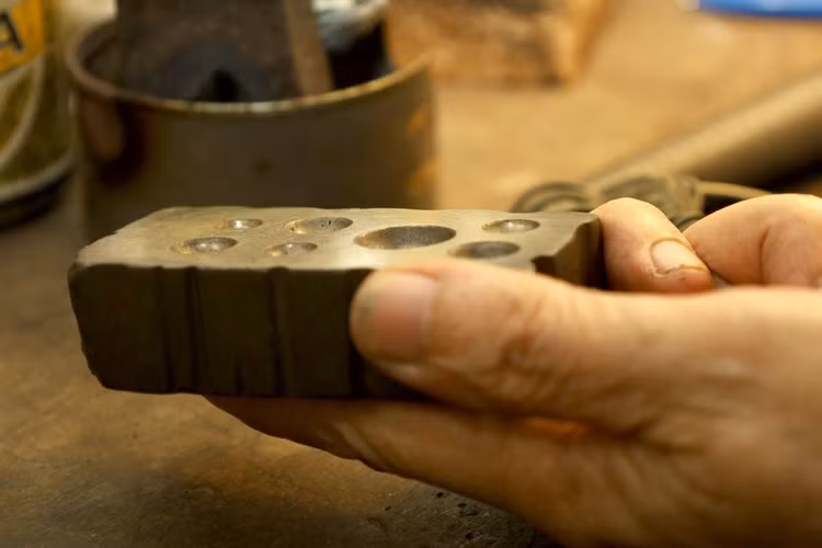 Những vật dụng chế tác nhuốm màu thời gian. Những vật dụng chế tác nhuốm màu thời gian.